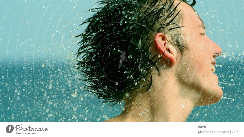 fresh and cool Sommer kühlen Mann Meer Erfrischung Meerwasser schütteln Wasser Wassertropfen blau spritzen Haare & Frisuren Regen