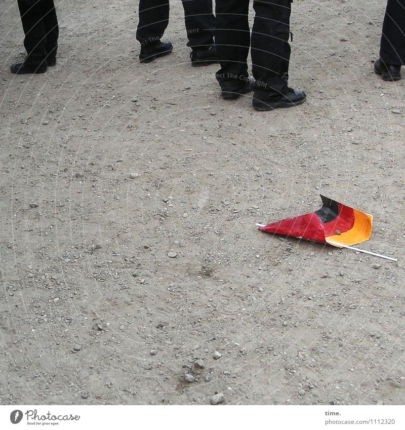 Maskottchen | Das Spiel ist aus Mensch Beine Fuß Sandplatz Wege & Pfade Hose Schuhe Kitsch Krimskrams Souvenir Deutsche Flagge Kunststoff