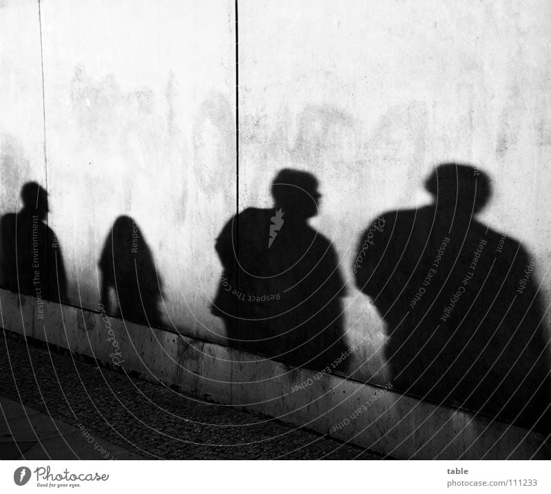 Schattenwelt Licht Abendsonne Mann Frau Mädchen Beton Mauer Wand grau Stadt Bürgersteig Schattendasein Schattenspiel Schattenseite Feierabend Mensch