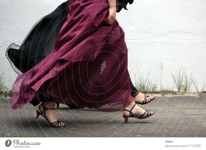 KI09 | Urban Catwalk feminin 2 Mensch Gras Mauer Wand Wege & Pfade Bürgersteig Mode Kleid Schuhe Damenschuhe gehen laufen ästhetisch trendy modern