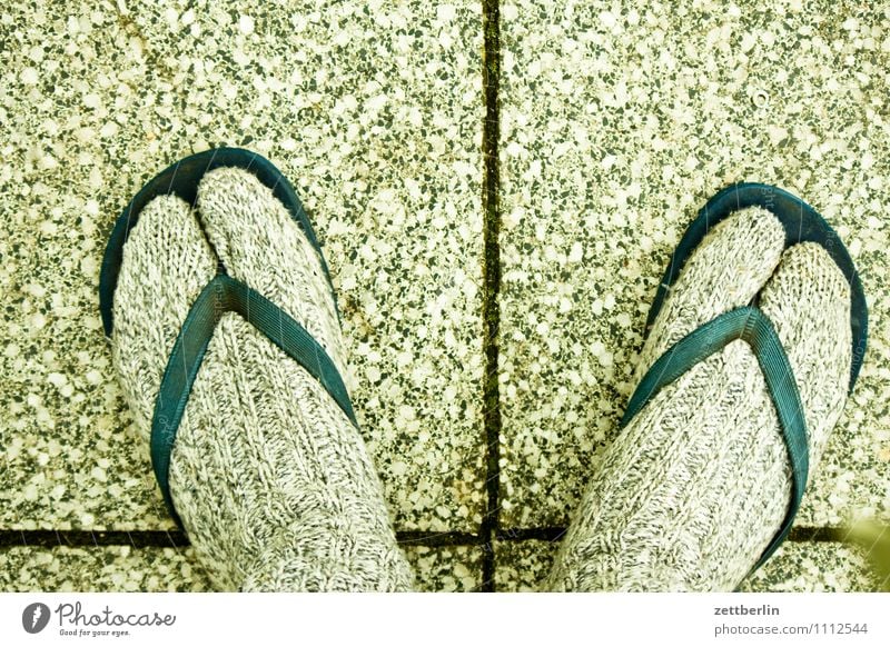 GNTM slight return Fuß Schuhe Flipflops Strümpfe gestrickt Wärme anziehen Boden Bodenplatten Bodenbelag Terrasse Fuge Zehen großer zeh Mode alternativ Freak
