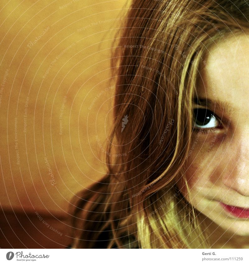 Sonntagskind unschuldig böse gehorsam lieblich Hälfte Kind Mädchen Jugendliche Porträt blond Haarsträhne Wand Aussehen bestrafen Angst Panik schuldbewußt