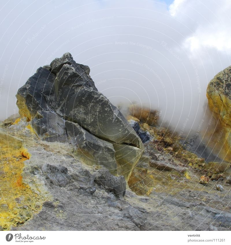 vor dem ausbruch Schwefel Lava Nebel Stillleben gelb grau Italien Vulkan Stein Berge u. Gebirge Rauch Geruch Übelriechend
