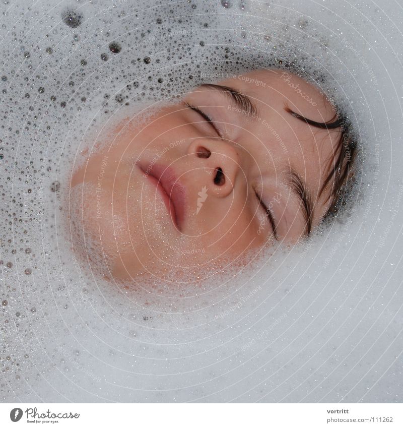 abtauchen Kind Mädchen Badewanne Schaum schlafen Stil Auge Mund Haare & Frisuren Wasser Schnee Gesicht blasen