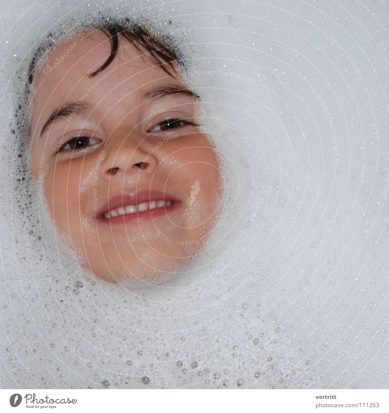 auftauchen Kind Mädchen Badewanne Schaum Stil Auge Mund Haare & Frisuren Wasser Schnee Gesicht blasen