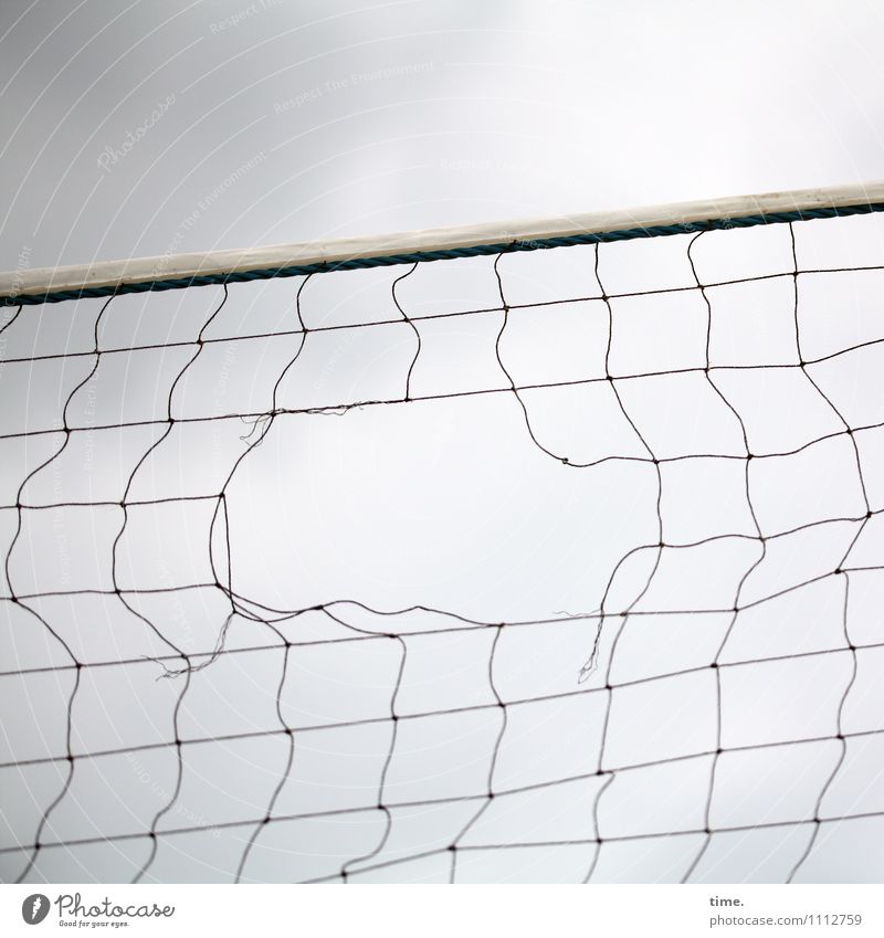 Geschwindigkeitsüberschreitung Sport Volleyballnetz Himmel Wolkenloser Himmel Netz Netzwerk Loch hängen kalt kaputt trashig Begeisterung Kraft Tatkraft