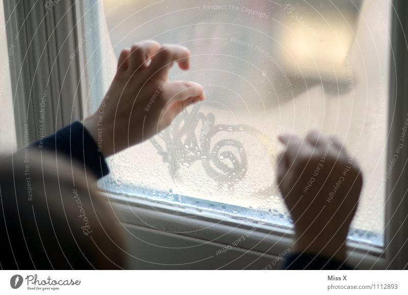 Kringel Spielen Mensch Kind Hand Finger 1 3-8 Jahre Kindheit Wassertropfen schlechtes Wetter Fenster zeichnen kalt nass Spirale malen Kondenswasser