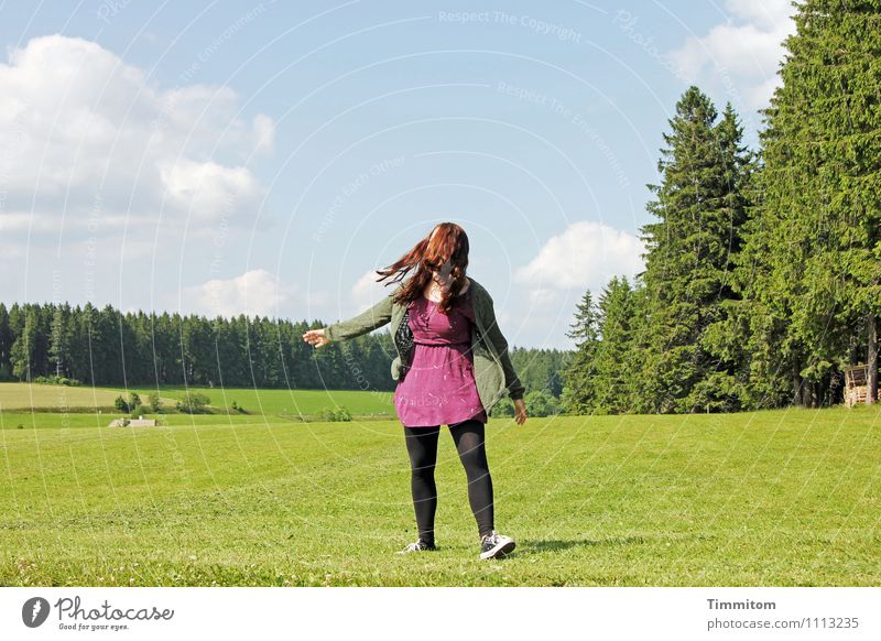 Vor oder nach dem Rad. Sommer feminin Junge Frau Jugendliche 1 Mensch Umwelt Natur Landschaft Himmel Wolken Schönes Wetter Wiese Wald Schwarzwald Bewegung