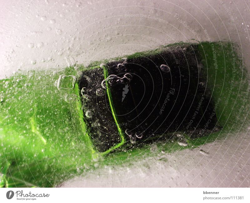 Auto im Wasser II grün untergehen ertrinken Dach Windschutzscheibe Modellauto Angst Panik PKW Eis blasen