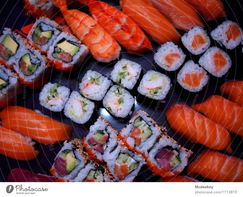 Sushi dishes Lebensmittel Fisch Meeresfrüchte Gemüse Kräuter & Gewürze Reis Algen Ernährung Abendessen Festessen Fingerfood Asiatische Küche Schalen & Schüsseln