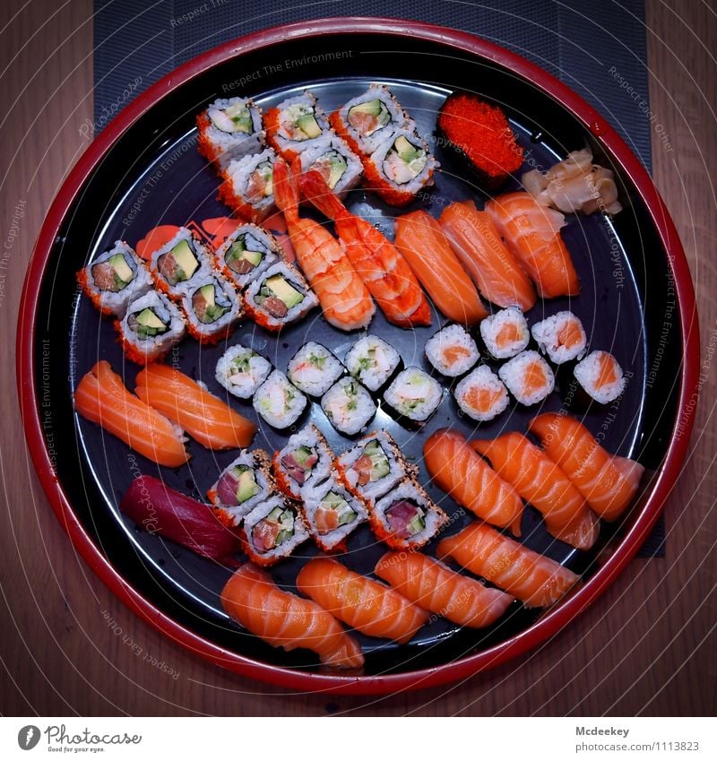 beautiful sushi Lebensmittel Fisch Meeresfrüchte Gemüse Reis Ernährung Abendessen Festessen Fingerfood Sushi Asiatische Küche Schalen & Schüsseln Tisch