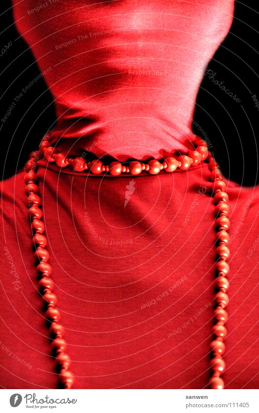 lady in red dress Frau rot schwarz Pullover Rollkragenpullover Lippen Schmuck Oberkörper geheimnisvoll Kinn Bekleidung Reichtum woman rot auf rot