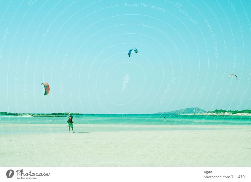 Kitesurfing 2 festhalten Freizeit & Hobby Hochformat Mann Meer stehen Surfbrett Surfen Ferien & Urlaub & Reisen Wassersport Kreta Strand Sommer heiß