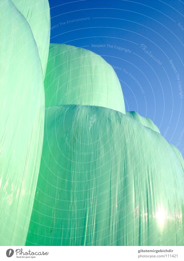 Heuberg Herbst abstrakt grün Ernte Strohballen Statue Kunststoff Hülle Stapel blau