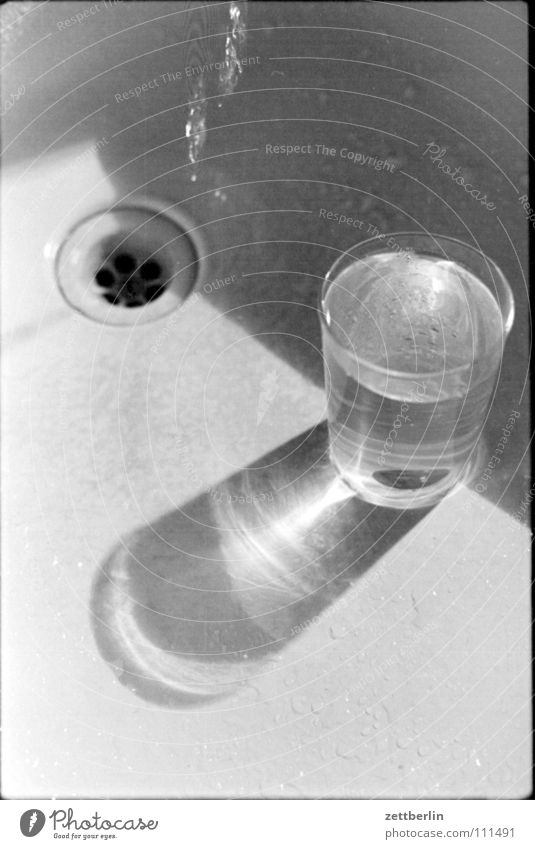 Wasser Wasserglas Sturm Waschbecken auslaufen Verlauf Küche Geschirrspülen Ernährung Dinge Häusliches Leben Glas sturm im wasserglas Abfluss Sauberkeit Durst