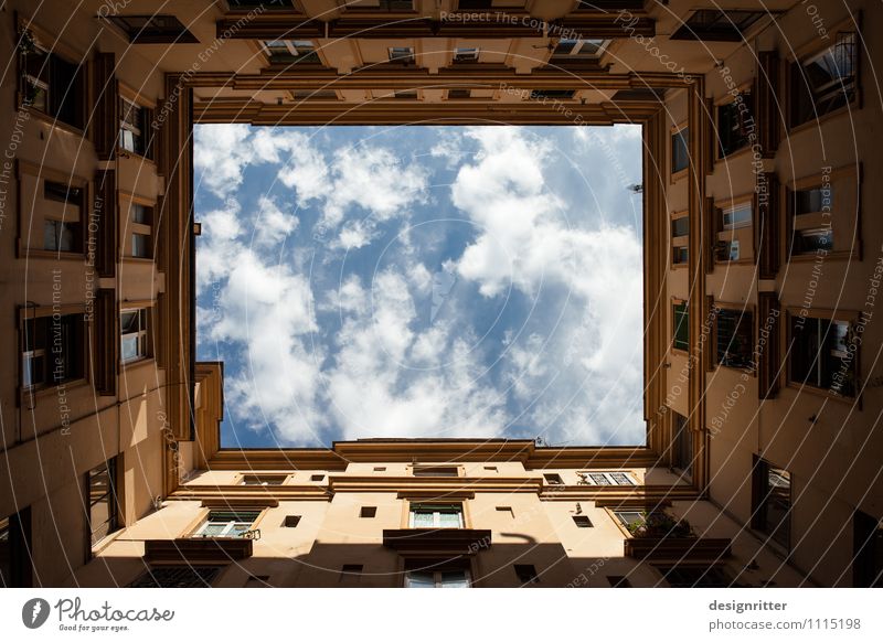 Himmelwärts Wolken Klima Wetter Schönes Wetter Rom Italien Stadt Hauptstadt Haus Gebäude Mauer Wand Fenster Hof Hinterhof eckig oben demütig Fernweh Platzangst