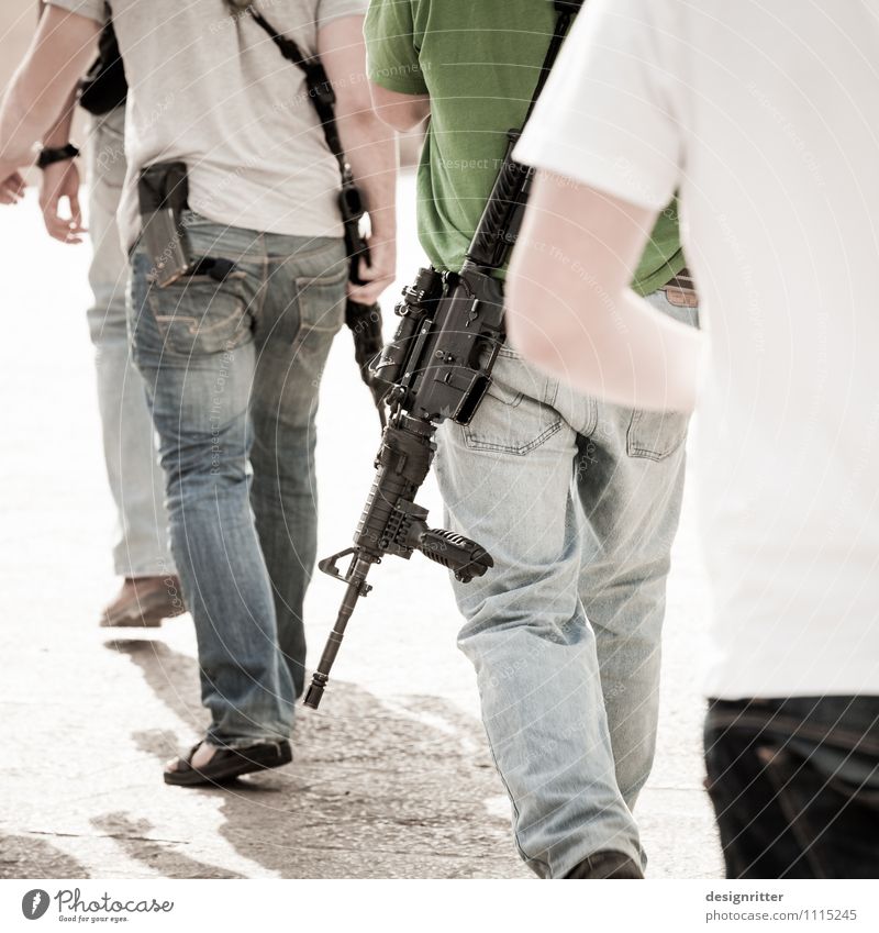 Der alltägliche Wahnsinn Junger Mann Jugendliche Menschengruppe 18-30 Jahre Erwachsene Jerusalem Israel beobachten gehen Kraft Sicherheit Angst gefährlich