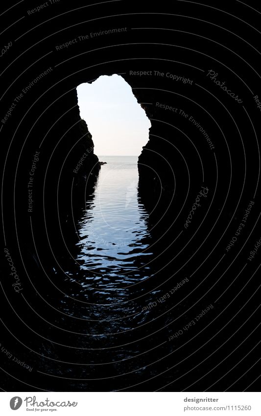 Hoffnungsschimmer Abenteuer Freiheit Himmel Felsen Schlucht Küste Bucht Riff Meer Höhle Nordirland beobachten dunkel gruselig maritim Neugier Vorfreude Mut