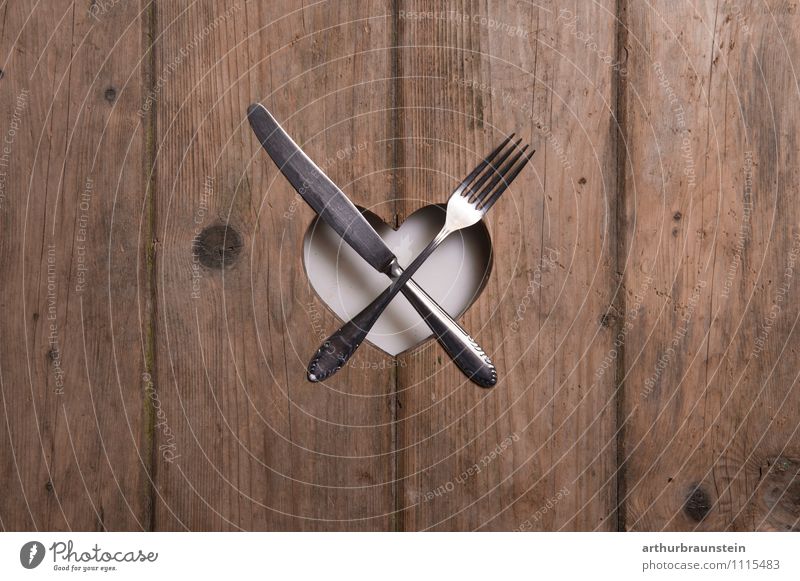 Mahlzeit...aufgedeckt Ernährung Essen Besteck Messer Gabel Tisch Koch Holz Herz liegen authentisch Leben Farbfoto Studioaufnahme Blitzlichtaufnahme