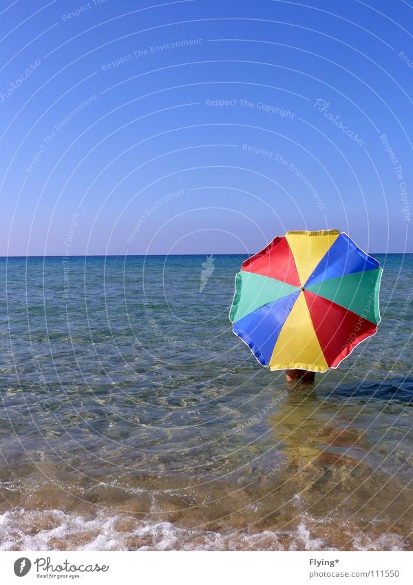Blau&Bunt mehrfarbig blau Meer Horizont gestreift Regenschirm Luft schützend Sommer Strand Küste Sicherheit leer sonnenschrim bunter schirm frei Ferne Wasser