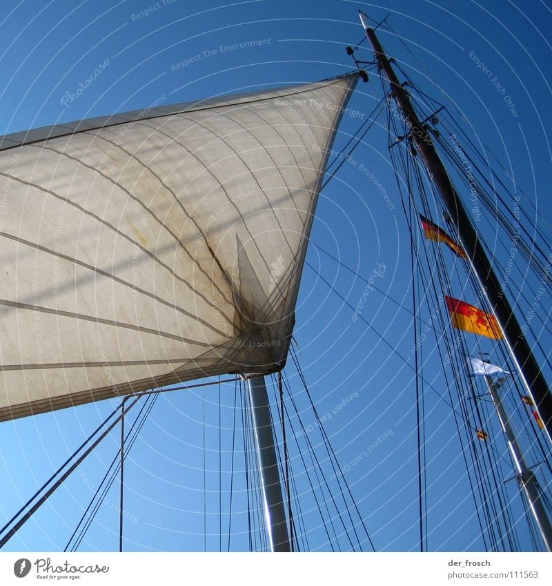 segelwetter Segeln Wasserfahrzeug Meer Fahne Takelage Fernweh Ahoi Freizeit & Hobby Himmel Wassersport blau Seil Strommast bootsmast