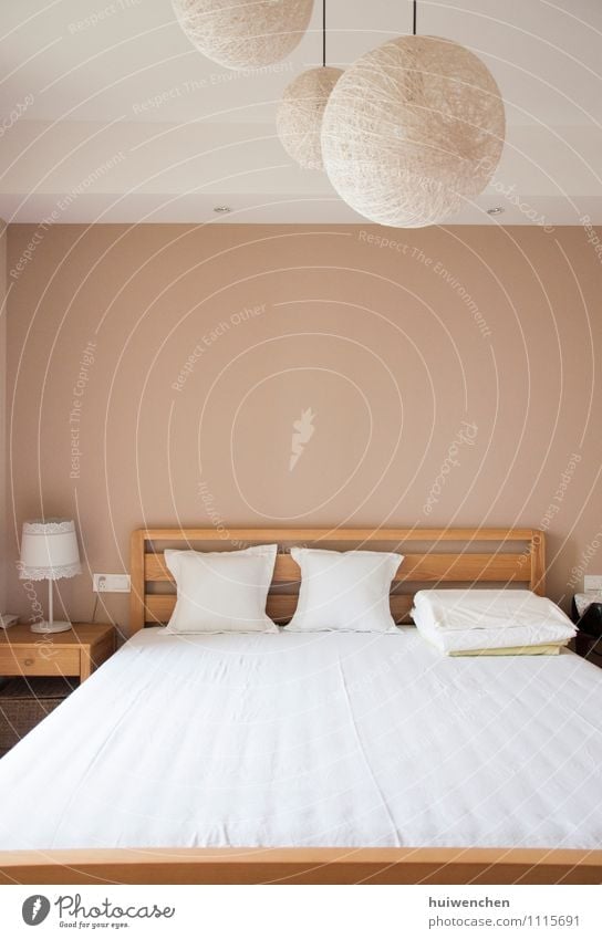 das komfortable, schöne, schöne Schlafzimmer Lifestyle Design Innenarchitektur Möbel Bett Raum Mauer Wand Dekoration & Verzierung einfach elegant Freundlichkeit