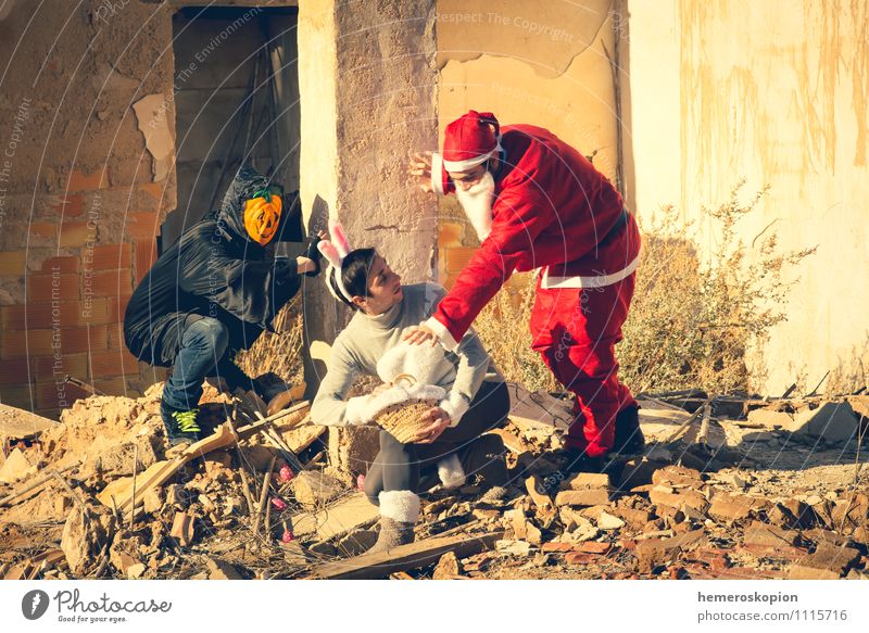 Den Osterhasen belästigen Freude Ostern Halloween Mann Erwachsene Ruine Gebäude bedrohlich lustig Feiertag Verkleidung Slapstick Halt Weihnachtsmann Weihnachten