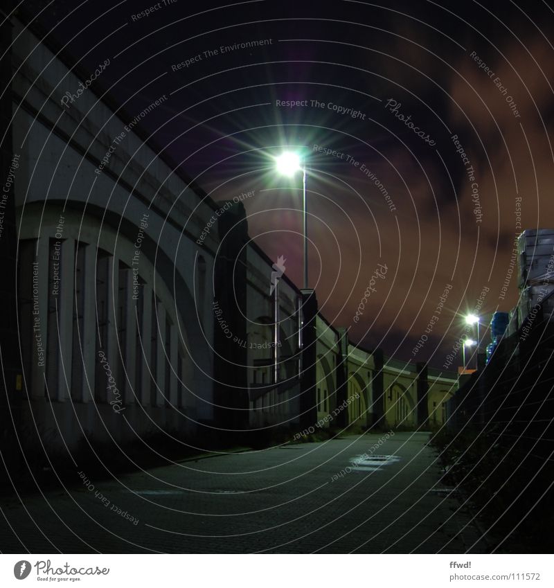 Zwielicht Nacht dunkel Licht Lampe Laterne Beleuchtung Wege & Pfade Industriefotografie Stimmung falsch bedrohlich unheimlich Einsamkeit Tod beklemmend
