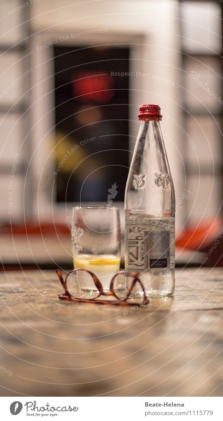 Denkpause Lebensmittel Zitronenscheibe Getränk Trinkwasser Glas Gesundheit Paris Arbeit & Erwerbstätigkeit Denken Erholung frisch Sauberkeit braun gelb rot weiß