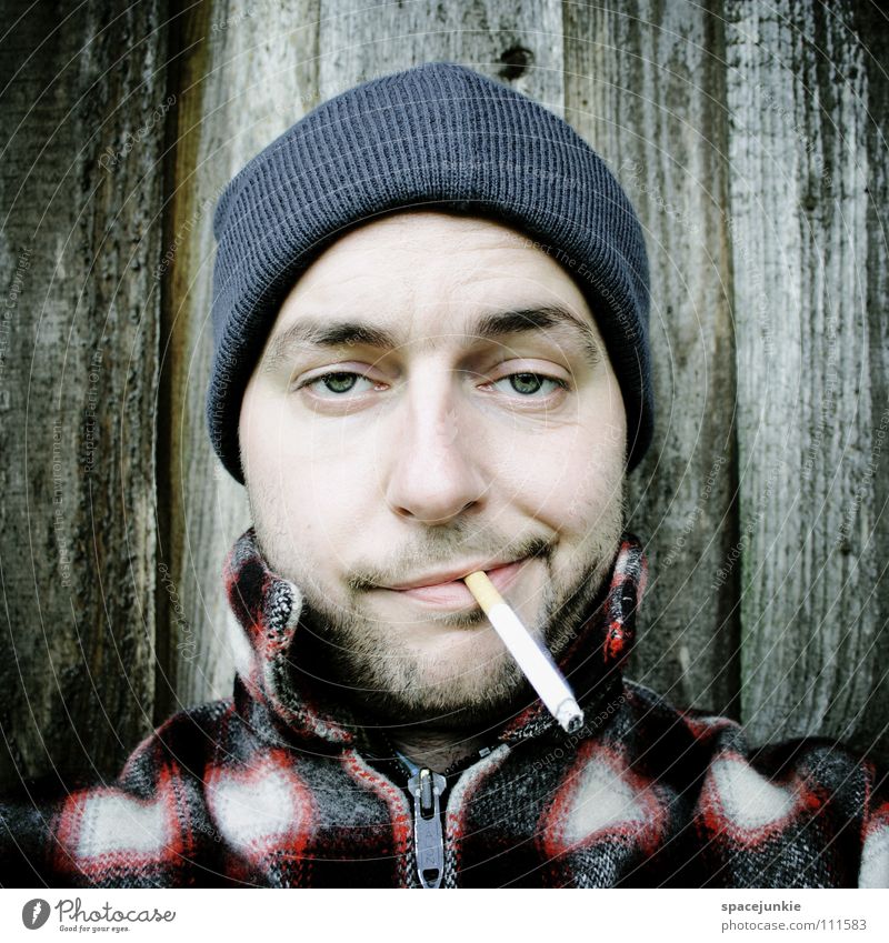 Just smoking (1) Mann Porträt Mütze Rauchen Zigarette Tabak Tabakwaren inhalieren ungesund Nikotin verrückt skurril Freude smoke