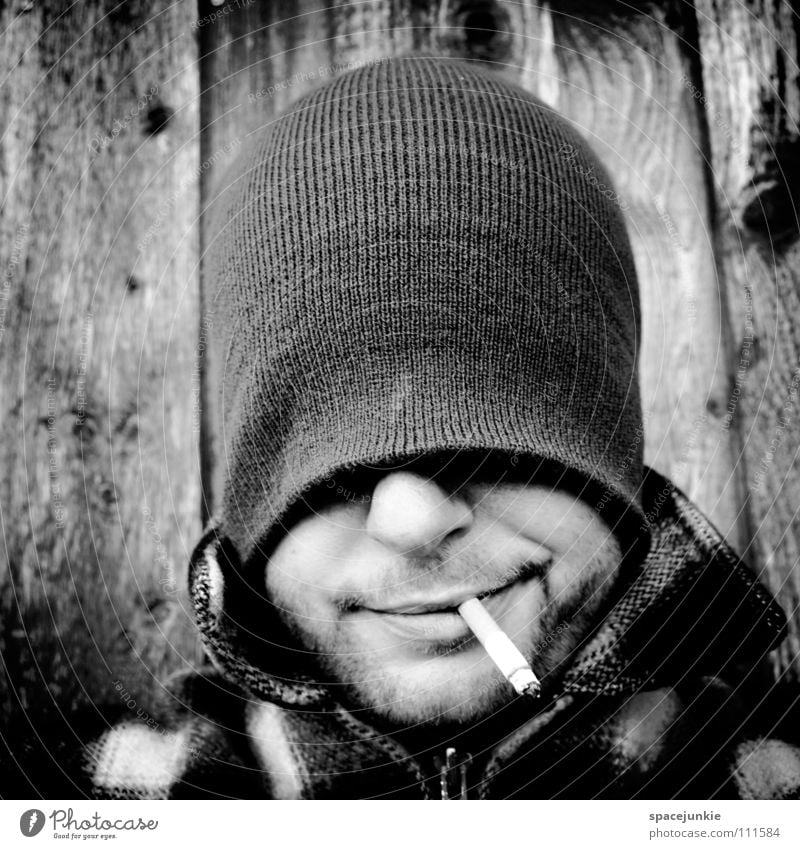 Just smoking (2) Mann Porträt Mütze Rauchen Zigarette Tabak Tabakwaren inhalieren ungesund Nikotin verrückt skurril Freude smoke Schwarzweißfoto