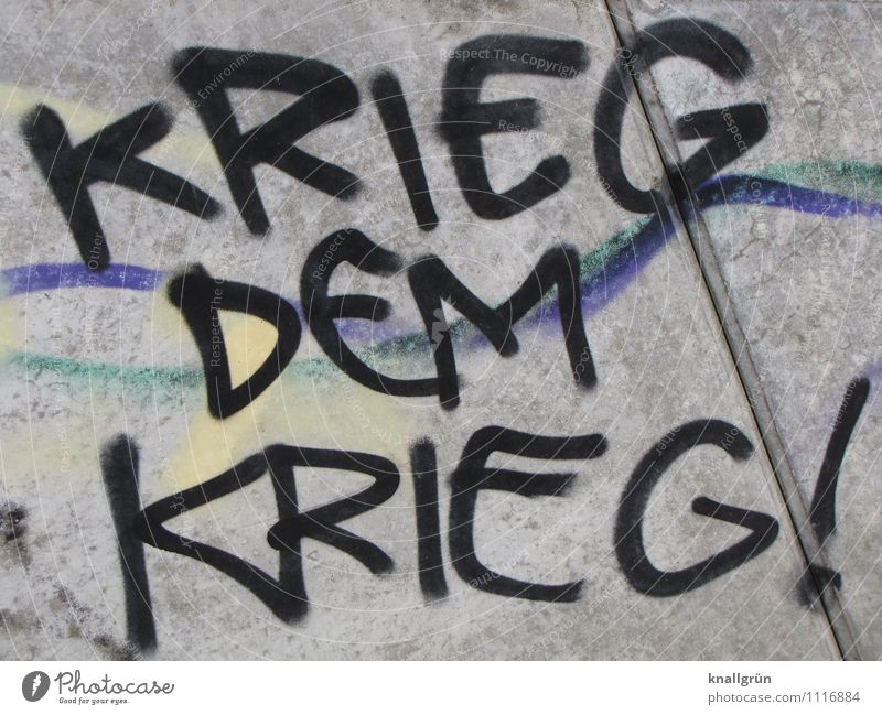 KRIEG DEM KRIEG! Mauer Wand Fassade Schriftzeichen Graffiti Kommunizieren Aggression bedrohlich dreckig rebellisch blau grau schwarz Gefühle Stimmung