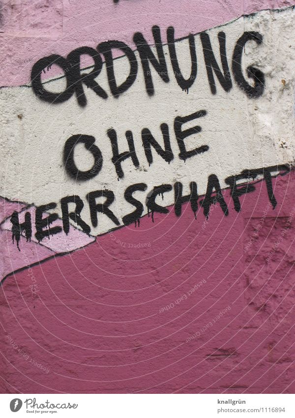 ORDNUNG OHNE HERRSCHAFT Mauer Wand Fassade Schriftzeichen Graffiti Kommunizieren Stadt rosa schwarz weiß Gefühle Macht Gerechtigkeit Ordnung Perspektive