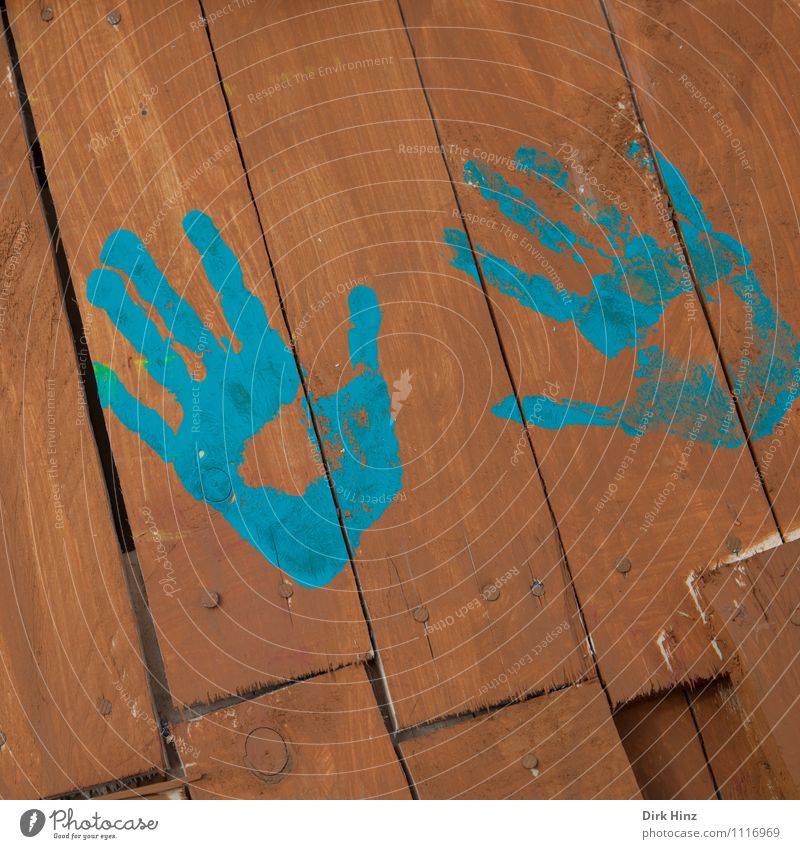 händisch Zeichen Schilder & Markierungen blau braun 2 Hand Holzwand Zaun Abdruck Farbe Kindergeburtstag Kinderfest Kindergarten Kindererziehung Spielen