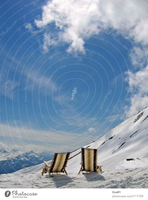 Tsunami-Wolke oder Zweisamkeit im Schnee Winter Wolken Liegestuhl Zusammensein Schweiz Berge u. Gebirge Sonne