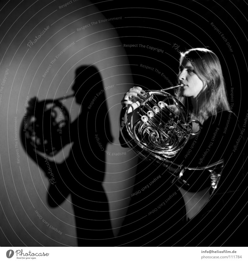 Hornistin Schattenspiel Blasinstrumente Licht & Schatten Konzert Musik Musikinstrument Schwarzweißfoto