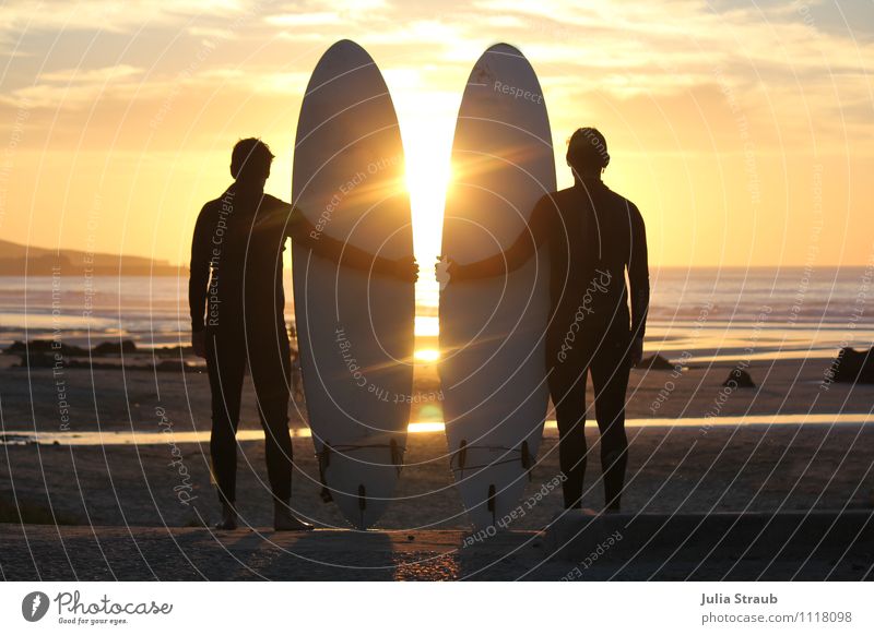 surfers Surfbrett maskulin Mann Erwachsene Freundschaft 2 Mensch 30-45 Jahre Himmel Wolken Sonnenaufgang Sonnenuntergang Sommer Schönes Wetter Strand Meer