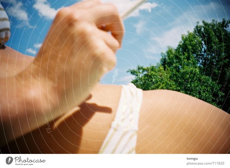 im freibad 2 Sommer Freibad Zigarette Baum grün Gras Frau Hand Wolken Bikini Lomografie Rauchen Himmel Beine blau