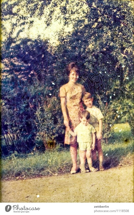 Mutter, Kind, Kind, 1966 Junge Ferien & Urlaub & Reisen Reisefotografie Landschaft früher Kindheit Kindheitserinnerung Jugendliche Junge Frau Vergangenheit