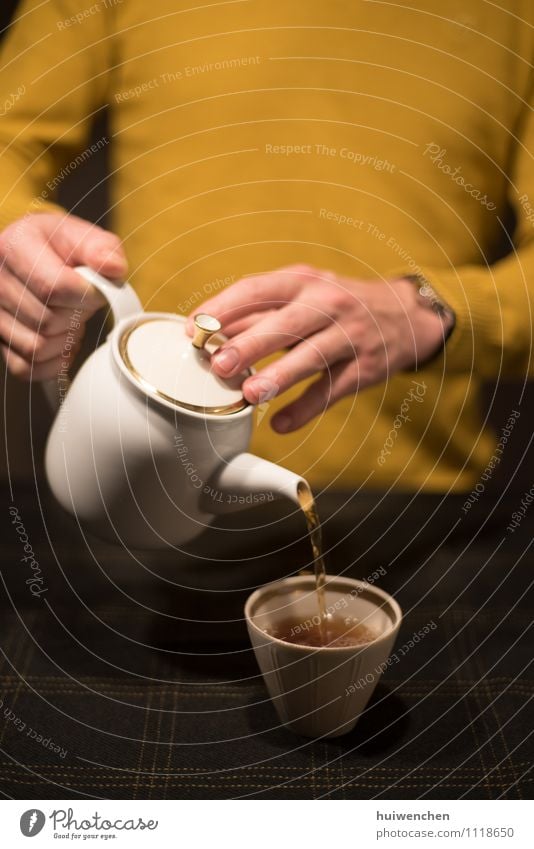 ein Mann serviert den Tee Getränk Schwarzer Tee Topf Becher Teekanne Teetasse Lifestyle Erwachsene Hand Finger 1 Mensch Tischwäsche festhalten Freundlichkeit