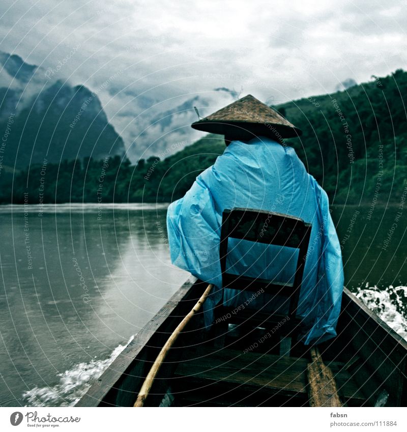 VOLLMOND Berge u. Gebirge Wasser Wolken schlechtes Wetter Regen Urwald Bach Fluss Wasserfahrzeug Hut Holz einfach Schutz Fahrer Laos praktisch Regenmantel
