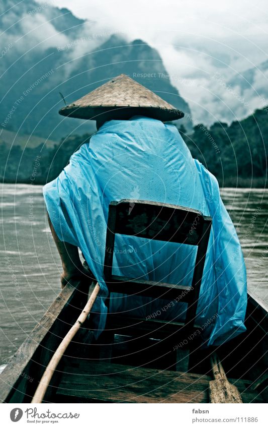 VOLLMOND II Wasserfahrzeug Fahrer Urwald Laos schlechtes Wetter Holz praktisch Regenmantel Plastiktüte Asien Fluss Bach flussaufwärts Wolken Berge u. Gebirge
