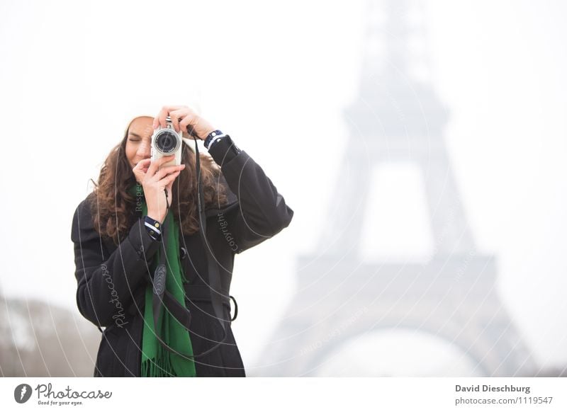 Fotografin am Eiffelturm Ferien & Urlaub & Reisen Tourismus Sightseeing Städtereise feminin Junge Frau Jugendliche Erwachsene Leben Körper Gesicht Arme Hand 1