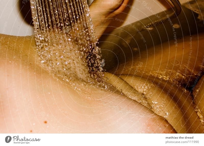 Duschen I Körperpflege nass feucht Flüssigkeit spritzig Strahlung Geplätscher fließen Reinigen Geschirrspülen Sauberkeit dunkel Bad Schaum nackt Frau Leberfleck