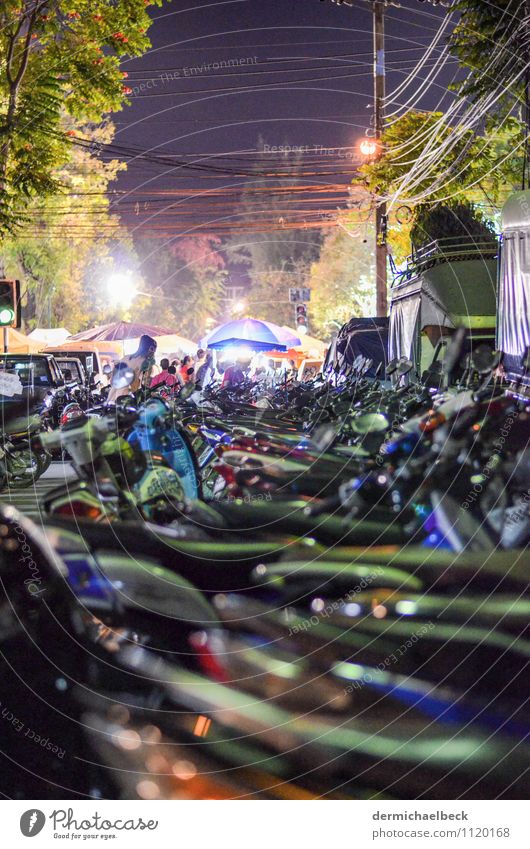 Scooter Chaos in Thailand kaufen Tourismus Nachtleben Stadt überbevölkert Straßenverkehr Fahrzeug Kleinmotorrad Freizeit & Hobby Nightmarket überfüllt Farbfoto
