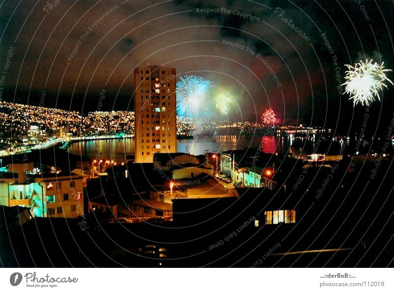 noche vieja analog Stadt Silvester u. Neujahr Hochhaus Langzeitbelichtung Valparaíso Chile Haus Lomografie Südamerika Farbe colour Feuerwerk fireworks Racketen