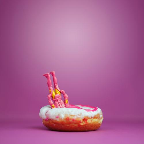supersüß Lebensmittel Süßwaren Ernährung Mensch maskulin Körper Gesäß Beine Fuß 1 rosa Held Krapfen schön Zucker skurril fesstecken Statue Kuchen