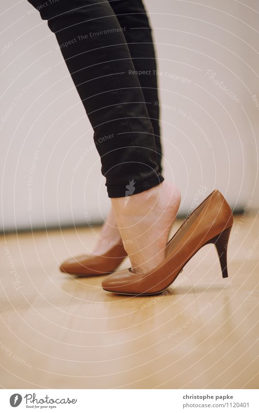 unpassend feminin Fuß 30-45 Jahre Erwachsene Leder Schuhe Damenschuhe groß braun Stil Versuch zu groß Konfektionsgröße Größenunterschied falsch hineinwachsen