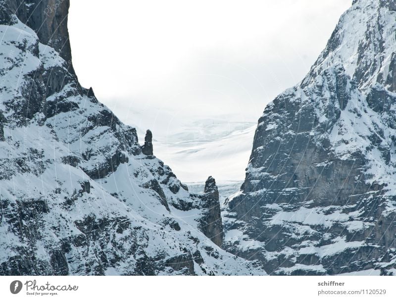 Mini Schreck Umwelt Natur Eis Frost Schnee Felsen Alpen Berge u. Gebirge Gipfel Schneebedeckte Gipfel kalt Gesteinsformationen Steilwand alpin steil
