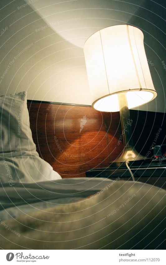 hotel Raum Bett unterwegs Licht Lampe schlafen Falte Kissen Wand Motel aktivieren ausschalten Schlafzimmer schlaflos Decke sleepless light room Kopfkissen